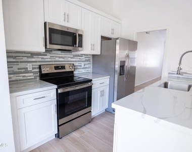 1027 E Hearne Way - Photo Thumbnail 2
