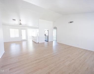 1027 E Hearne Way - Photo Thumbnail 5