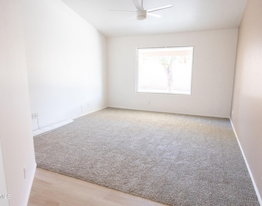 1027 E Hearne Way - Photo Thumbnail 7