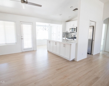 1027 E Hearne Way - Photo Thumbnail 4
