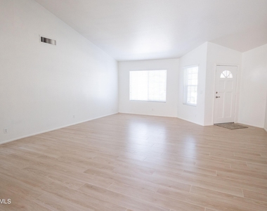 1027 E Hearne Way - Photo Thumbnail 6