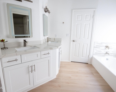 1027 E Hearne Way - Photo Thumbnail 8