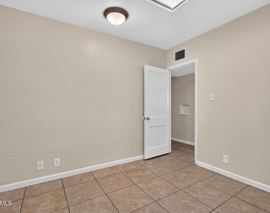 1007 E Citrus Way - Photo Thumbnail 17