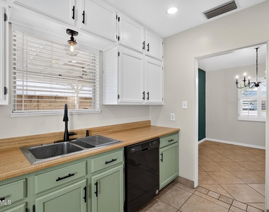 1007 E Citrus Way - Photo Thumbnail 10