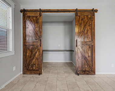 1041 W Glen Canyon Drive - Photo Thumbnail 10