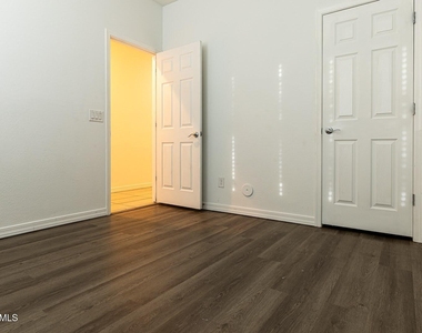 4219 S 57th Drive - Photo Thumbnail 6