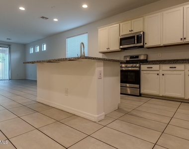 4219 S 57th Drive - Photo Thumbnail 9