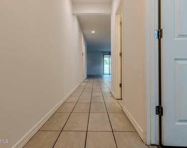 4219 S 57th Drive - Photo Thumbnail 3