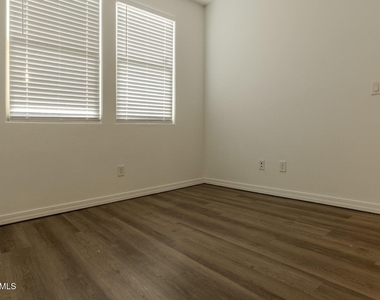 4219 S 57th Drive - Photo Thumbnail 5