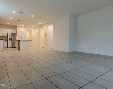 4219 S 57th Drive - Photo Thumbnail 13