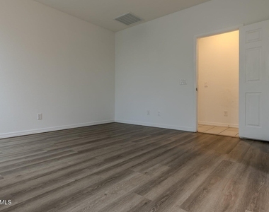 4219 S 57th Drive - Photo Thumbnail 18