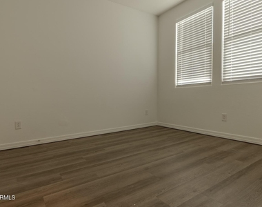 4219 S 57th Drive - Photo Thumbnail 4