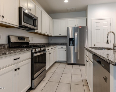 4219 S 57th Drive - Photo Thumbnail 10