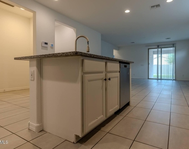 4219 S 57th Drive - Photo Thumbnail 12