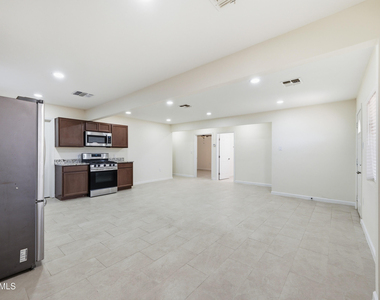 6644 S 6th Avenue - Photo Thumbnail 5