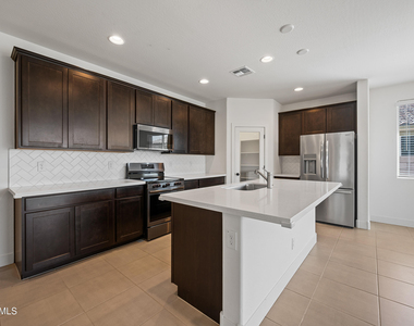 2090 S 242nd Lane - Photo Thumbnail 7