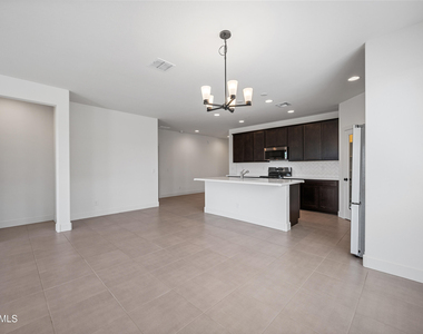 2090 S 242nd Lane - Photo Thumbnail 5