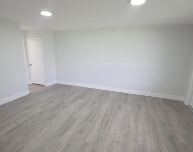 7612 Pembroke Road - Photo Thumbnail 5