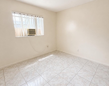 1521 W 21st Street - Photo Thumbnail 5