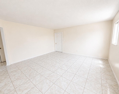 1521 W 21st Street - Photo Thumbnail 2