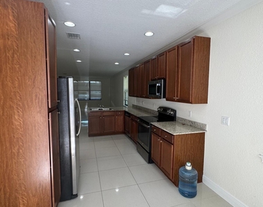 2723 Ne 14th Street - Photo Thumbnail 2