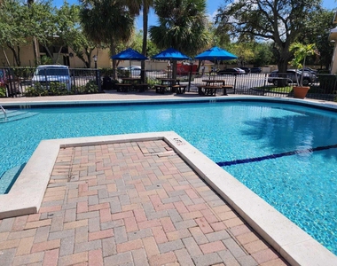 2445 Sw 18th Terrace - Photo Thumbnail 6