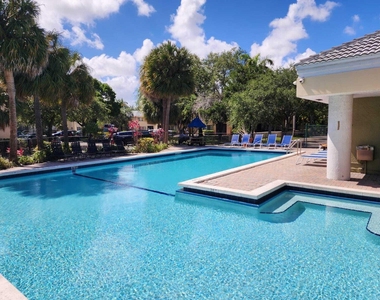 2445 Sw 18th Terrace - Photo Thumbnail 9