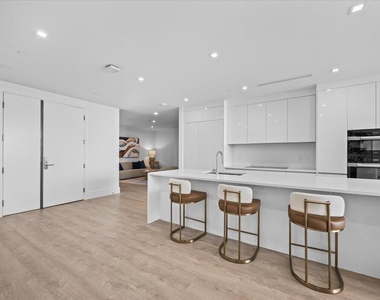 220 Lake Shore Drive - Photo Thumbnail 6