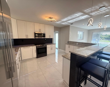 4901 Ne 13th Terrace - Photo Thumbnail 2