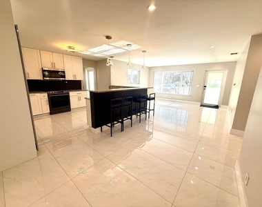 4901 Ne 13th Terrace - Photo Thumbnail 3