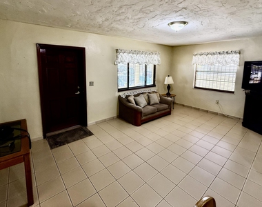 810 E 28th Street - Photo Thumbnail 1
