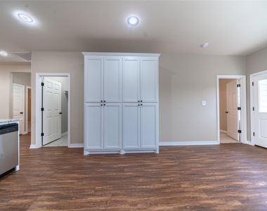 1030 W Gandy - Photo Thumbnail 9