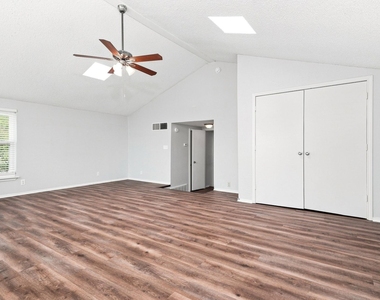 408 Cavender Court - Photo Thumbnail 4
