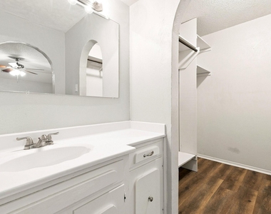 408 Cavender Court - Photo Thumbnail 8