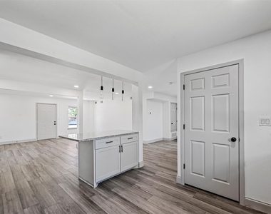 158 Lakeshore Drive - Photo Thumbnail 5