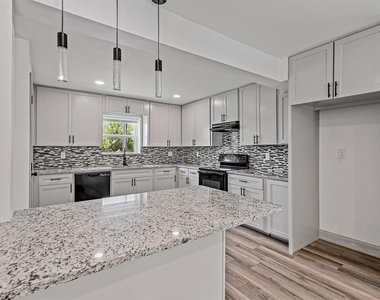 158 Lakeshore Drive - Photo Thumbnail 3