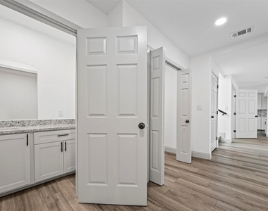 158 Lakeshore Drive - Photo Thumbnail 10