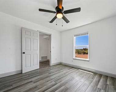 158 Lakeshore Drive - Photo Thumbnail 22