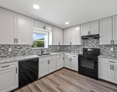 158 Lakeshore Drive - Photo Thumbnail 4
