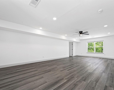 158 Lakeshore Drive - Photo Thumbnail 12
