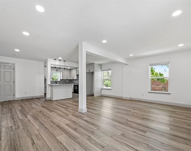 158 Lakeshore Drive - Photo Thumbnail 2