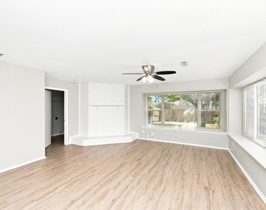 2718 Oakmont Drive - Photo Thumbnail 5