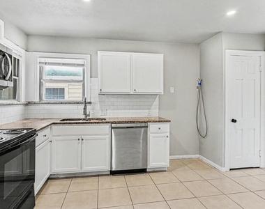 1108 E Robert Street - Photo Thumbnail 8
