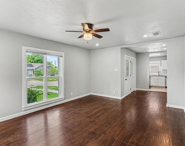 1108 E Robert Street - Photo Thumbnail 3