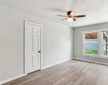 1108 E Robert Street - Photo Thumbnail 16