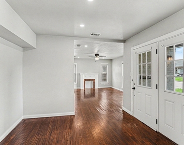 1108 E Robert Street - Photo Thumbnail 4