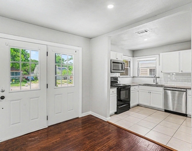1108 E Robert Street - Photo Thumbnail 7