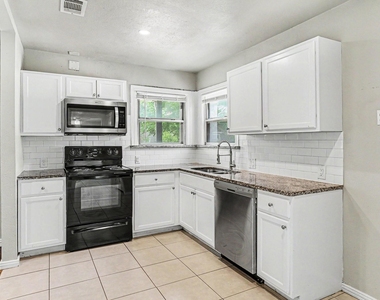 1108 E Robert Street - Photo Thumbnail 9