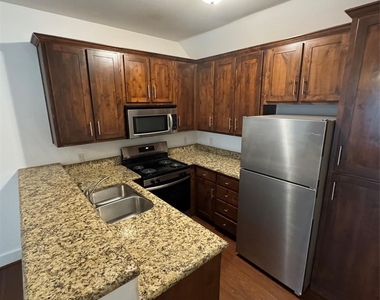 910 Fannin - Photo Thumbnail 3