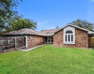 404 Derby Lane - Photo Thumbnail 8